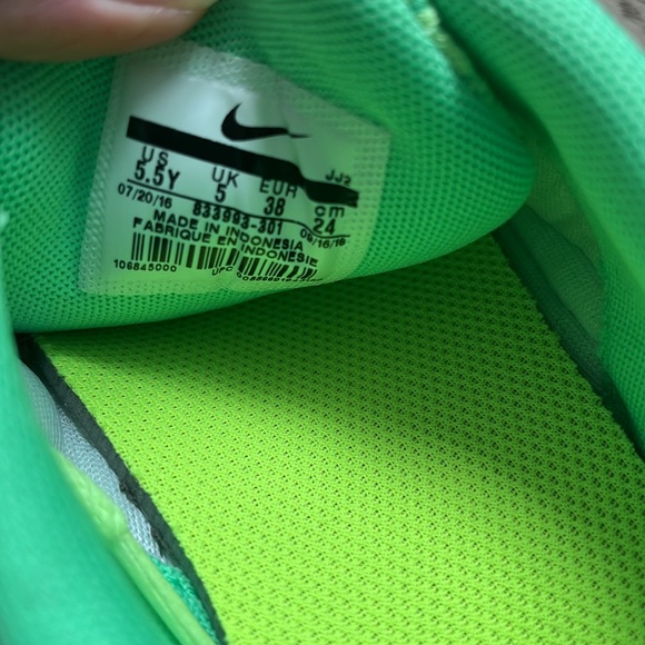 NIB Nike Youth Free Run Sneakers in Ghost Green / Black (Big Kid 5.5Y) - Picture 5 of 7